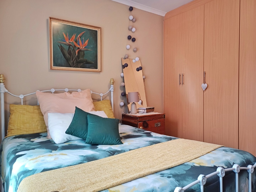 5 Bedroom Property for Sale in Reebok Western Cape